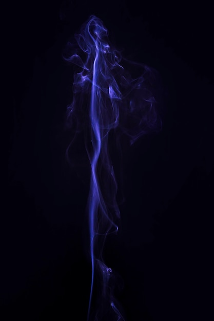Kreativer blauer Rauch auf schwarzem Hintergrund