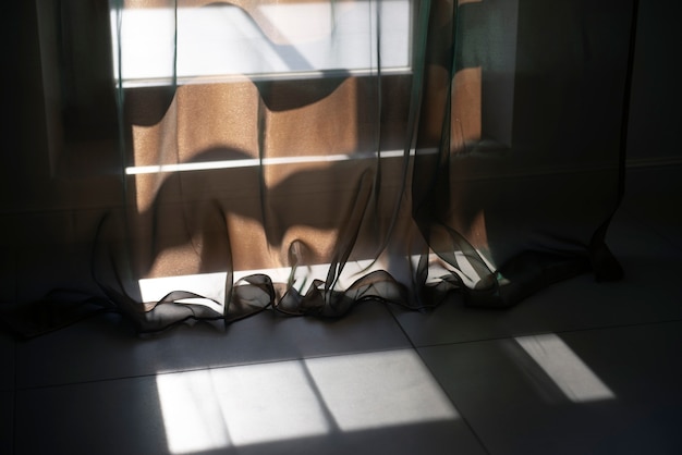 Kreativer Hintergrund mit Vorhang und Schatten vom Fenster