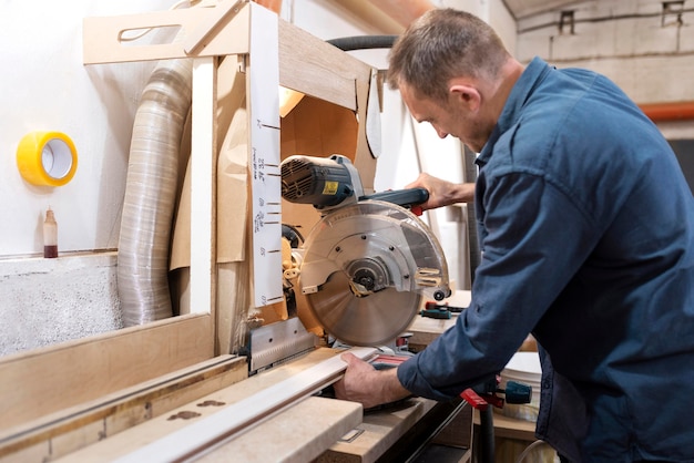 Kostenloses Foto kreativer mann, der in einem holzgeschäft arbeitet