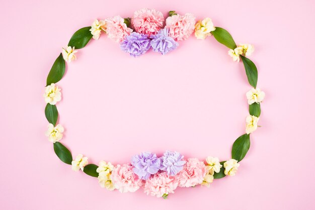 Kreativer ovaler Rahmen mit Blumen und Blättern