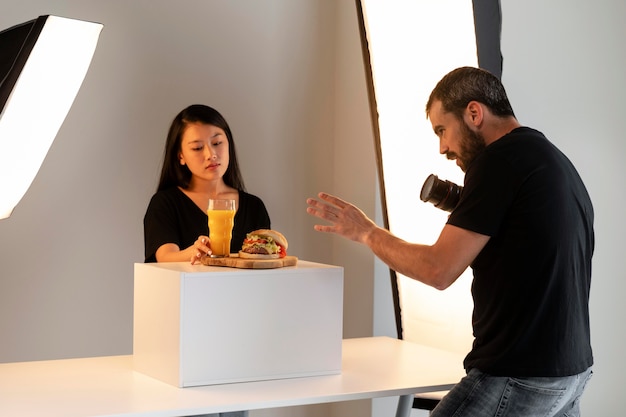 Kreativer Produktfotograf im Studio