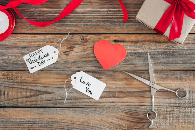 Kostenloses Foto kreativer valentinstag-hintergrund mit geschenkkennzeichen und boxtop-ansicht
