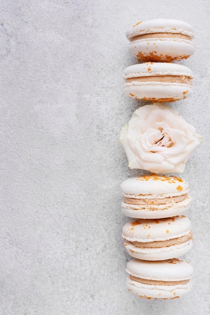 Kostenloses Foto kreatives arrangement köstlicher macarons