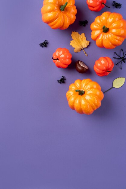 Kreatives Halloween-Arrangement von oben