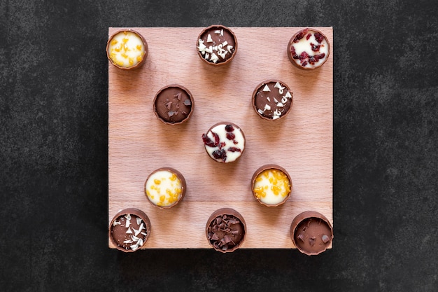 Kostenloses Foto kreatives sortiment köstlicher schokoladenprodukte von oben