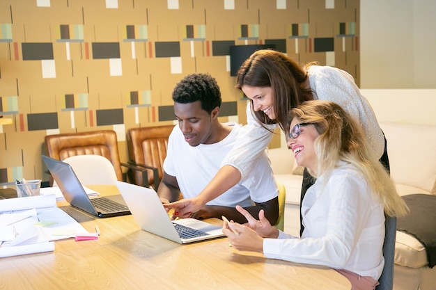 Kreativteam, das gemeinsam Inhalte auf dem PC ansieht