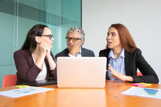 Kreativteam diskutiert gemeinsam Projekt. B.