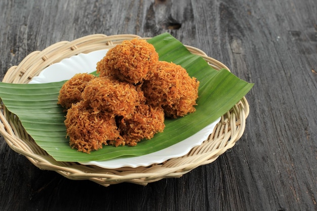 Kremes ubi, süßkartoffel knusperkuchen aus geriebenen süßkartoffeln und zucker. indonesischer traditioneller snack