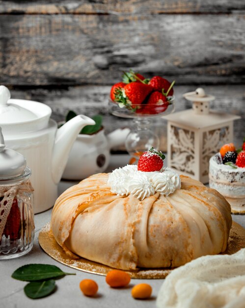 Kreppkuchen mit Sahne und Erdbeere