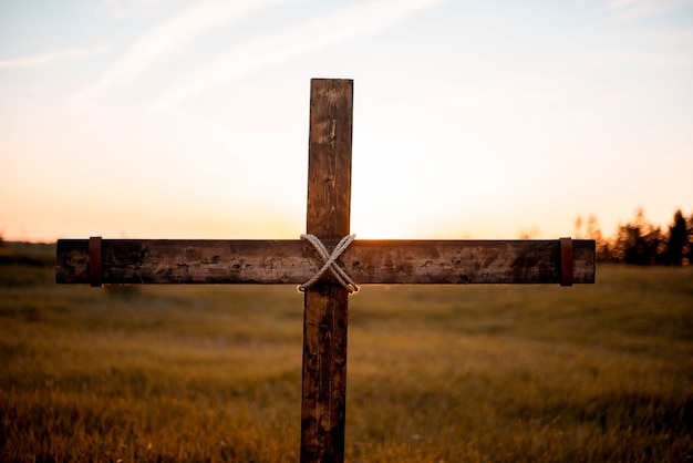 Kostenloses Foto kreuz auf die natur