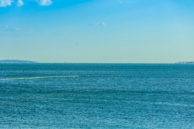 Kreuz gelb Hintergrund im Freien Welle rot