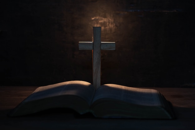 Kreuz und Bibel auf Holztisch