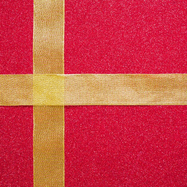 Kreuz von Bändern auf rotem Hintergrund