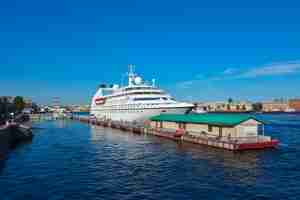 Kostenloses Foto kreuzfahrtschiff am hafen von sankt petersburg