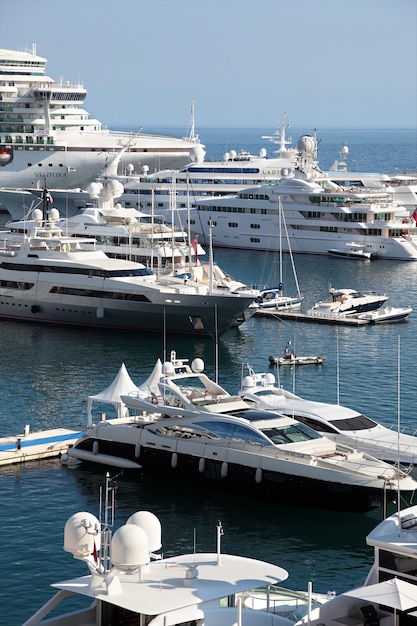 Kreuzfahrtschiffe und Yachten in Monaco