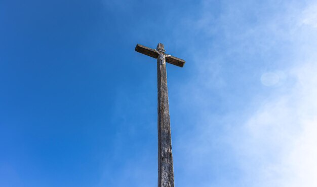 Kreuzigung Jesu Christi gegen den blauen Himmel