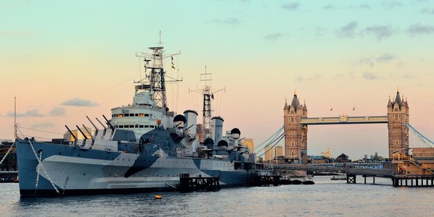 Kriegsschiff HMS Belfast und Tower Bridge in Thames River in London