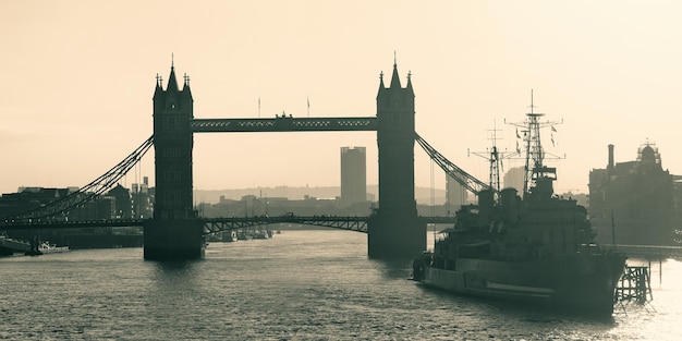 Kriegsschiff HMS Belfast und Tower Bridge in Thames River in London