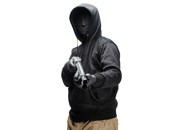 Krimineller Mann in einer versteckten Maske hält die Schrotflinte isoliert auf weißem Hintergrund