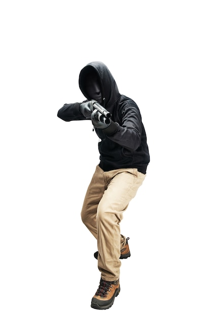 Krimineller Mann in versteckter Maske zeigt die Schrotflinte isoliert auf weißem Hintergrund