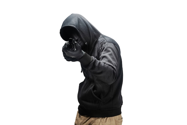 Krimineller Mann in versteckter Maske zeigt die Schrotflinte isoliert auf weißem Hintergrund