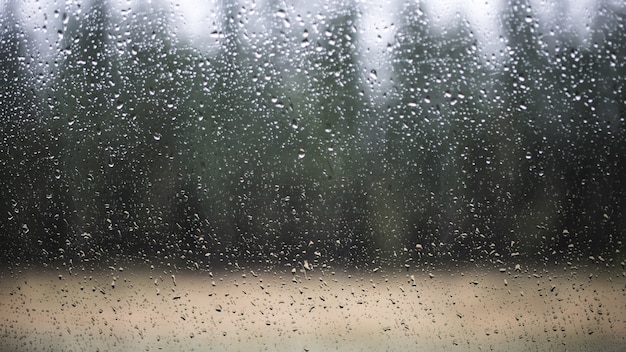 Kristallfenster mit Wassertropfen in der Naturlandschaft