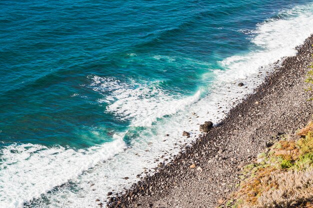 Kristallines Wasser der hohen Winkelsicht an der Küste