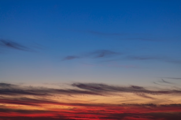 Kristallklarer Himmel mit kleinen Wolken