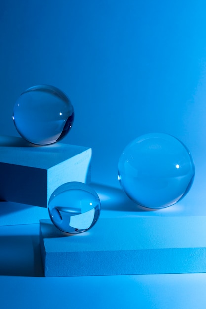 Kristallkugeln mit blauem Hintergrund
