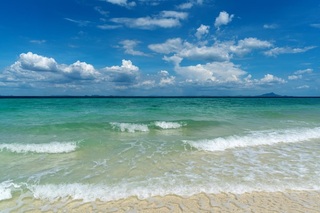 Kristallmeer und blauer Himmelshintergrund. Tropischer Strand.