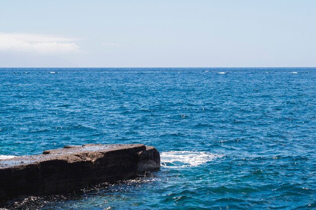 Kristallwasser der Nahaufnahme auf dem Strand