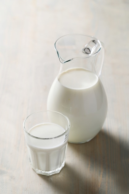 Kostenloses Foto krug und glas frische milch