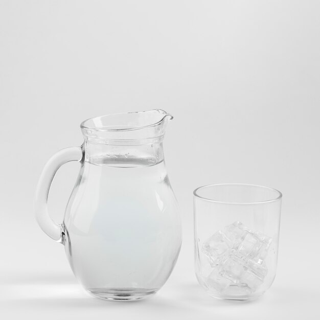 Krug Wasser und Glas mit Eis gefüllt