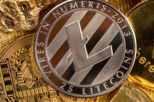 Kryptowährung goldene münzen bitcoin ethereum litecoin auf dem hintergrund von goldnuggets