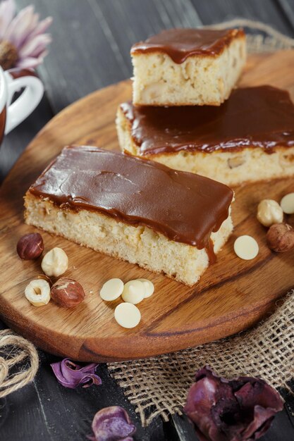 Kuchen auf altem Holzhintergrund