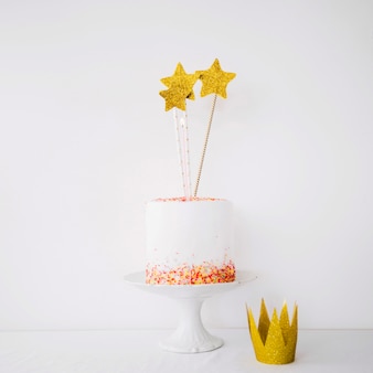 Kuchen dekoriert mit sternen in der nähe von krone