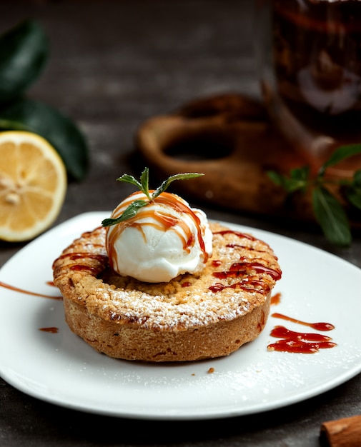 Kuchen garniert mit Karamell und Eis