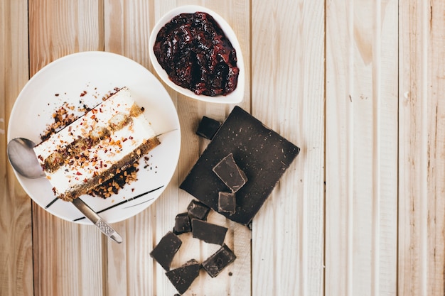 Kuchen in der Nähe von Marmelade und Schokolade