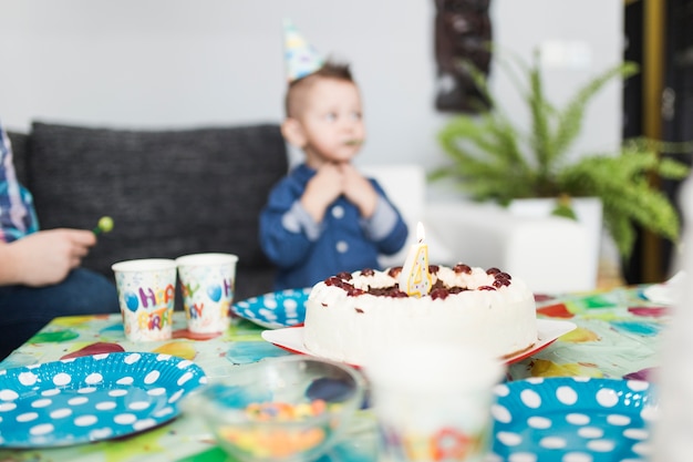 Kostenloses Foto kuchen in der nähe von verschwommenen jungen