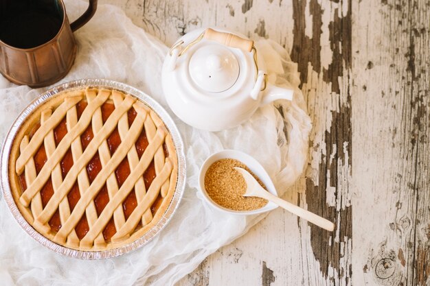 Kuchen in der Nähe von Zucker und Teekanne