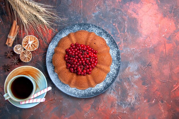 Kuchen mit Beeren Kuchen mit Beeren Sternanis eine Tasse Tee Zitrone Zimt