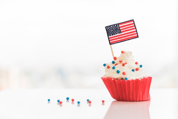 Kuchen mit bestreuen und usa-flagge