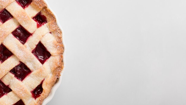 Kuchen mit Erdbeermarmelade und Kopierraum