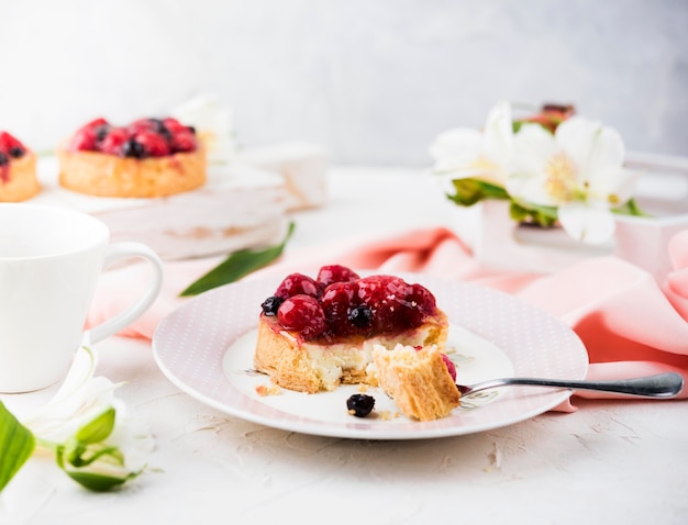 Kuchen mit Erdbeersortiment