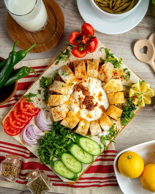 Kuchen mit Fleisch Tomaten Zwiebel Gurke Grün Zitrone Draufsicht