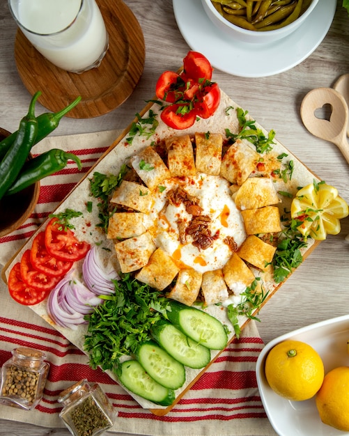 Kuchen mit Fleisch Tomaten Zwiebel Gurke Grün Zitrone Draufsicht