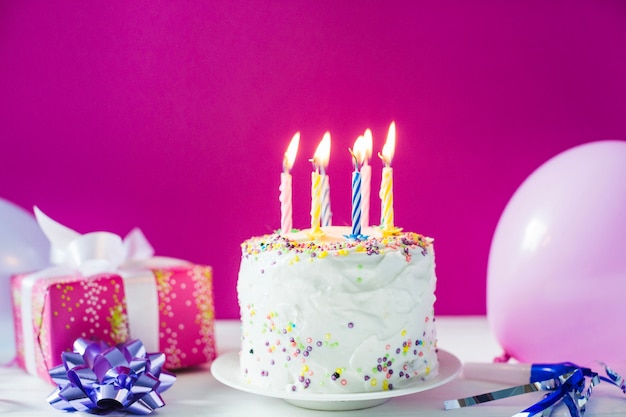 Kuchen mit Geschenk und Ballons