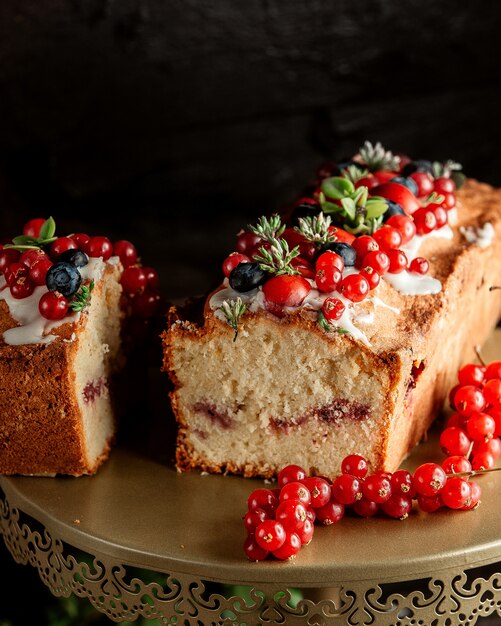 Kuchen mit Marmelade Heidelbeer rote Johannisbeere und Sahne