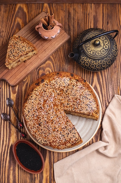 Kuchen mit Marmelade Rosine Sesam Zimt Teekanne Draufsicht