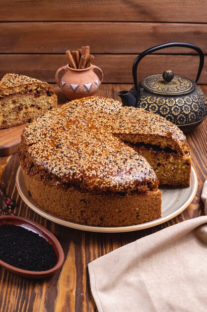 Kuchen mit Marmelade Rosine Sesam Zimt Teekanne Seitenansicht